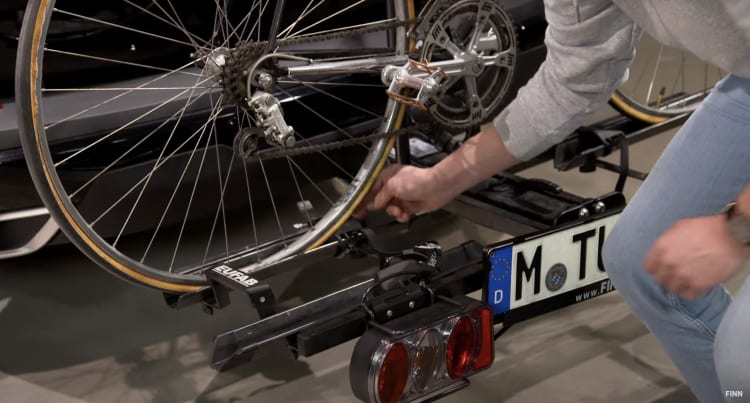 Schritt 5: Reifen am Fahrradträger befestigen