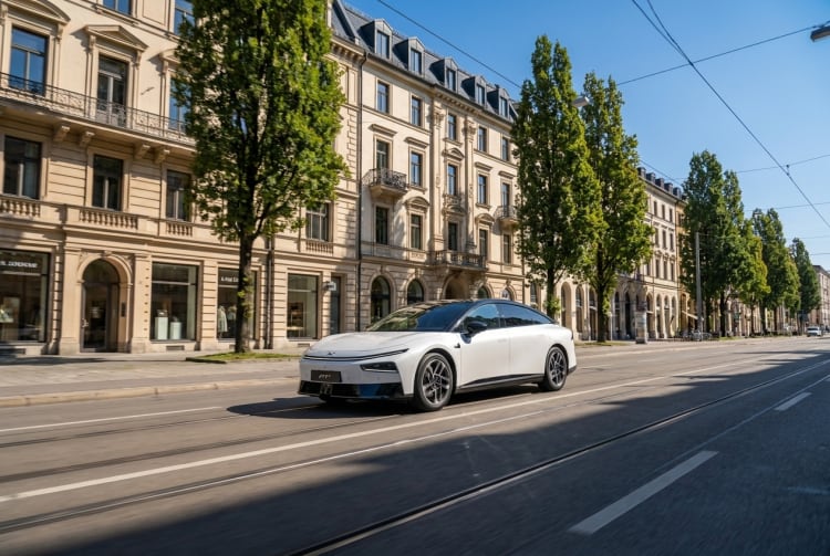 Ein weißer XPENG P7+ in einer Stadtstraße.