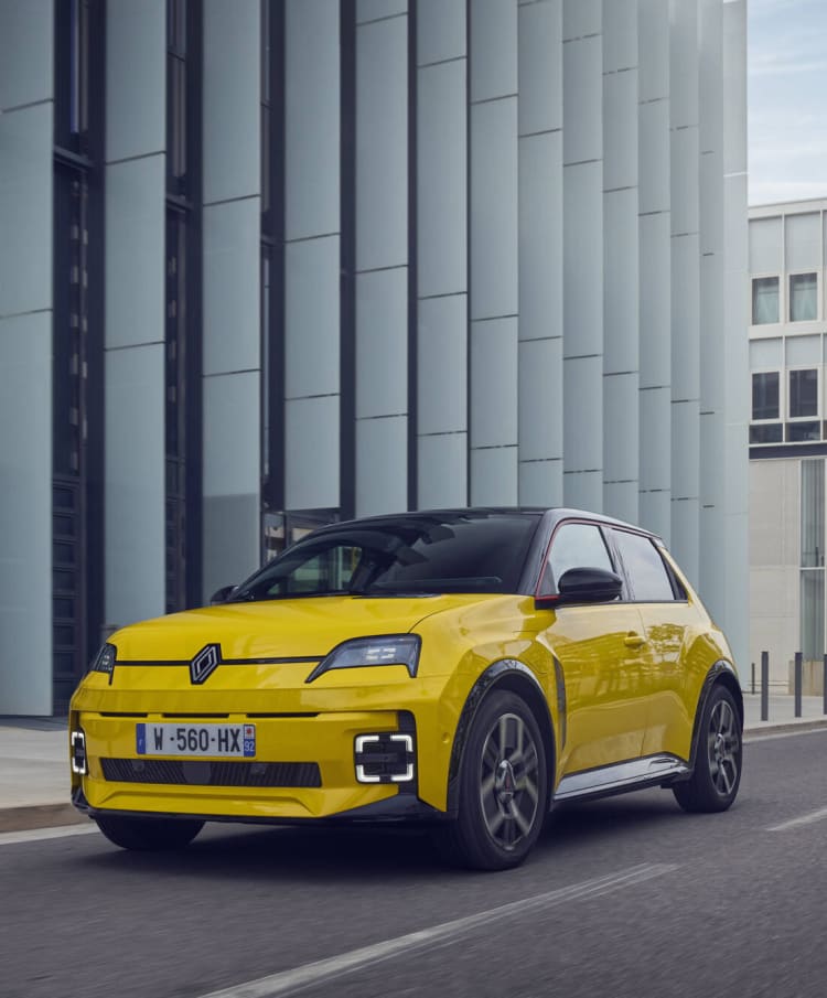 Gelber Renault 5 E-Tech Electric von vorn