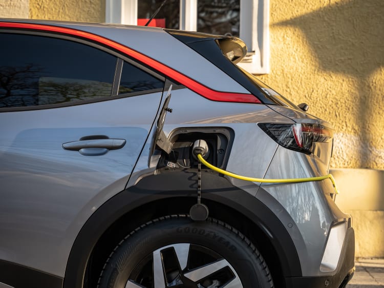 Ein Elektroauto lädt an einem Ladekabel.