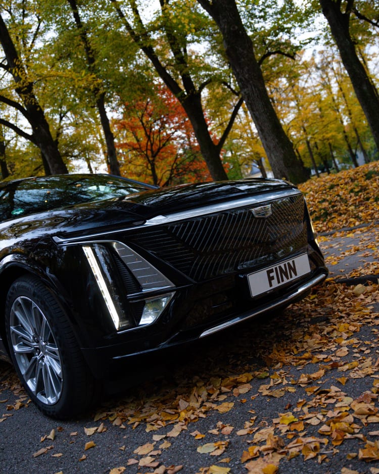 Die Front eines Cadillac Lyriq von FINN.