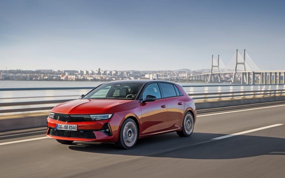 Ein roter Opel Astra.