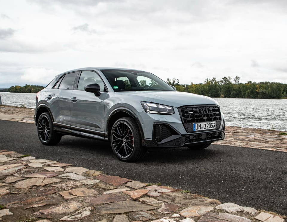 Audi Q2 fährt auf einer Straße. 