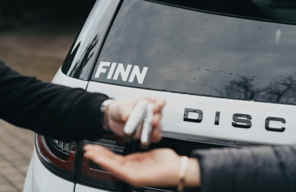 Ein Autoschlüssel wird überreicht.