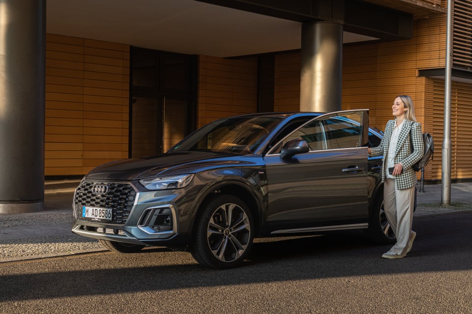 Frau steigt in Audi Q5 ein, den sie über FINN abonniert hat.