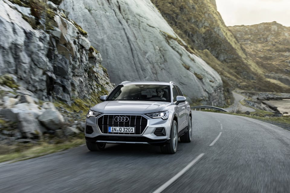 Der Audi Q3 fährt auf der Straße. 