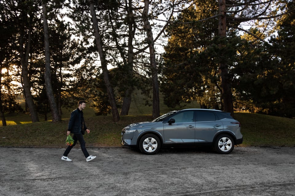 Nissan Qashqai ePower im Wald.