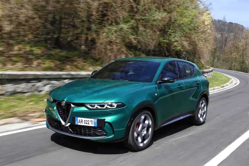 Ein Alfa Romeo Tonale fährt auf der Straße.