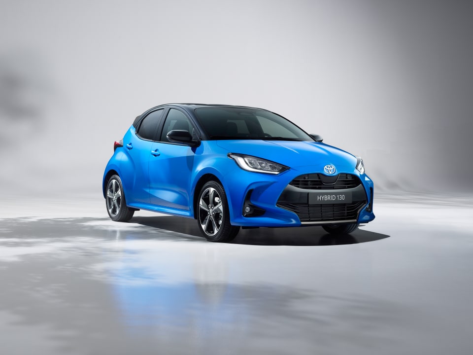 Ein blauer Toyota Yaris Hybrid.