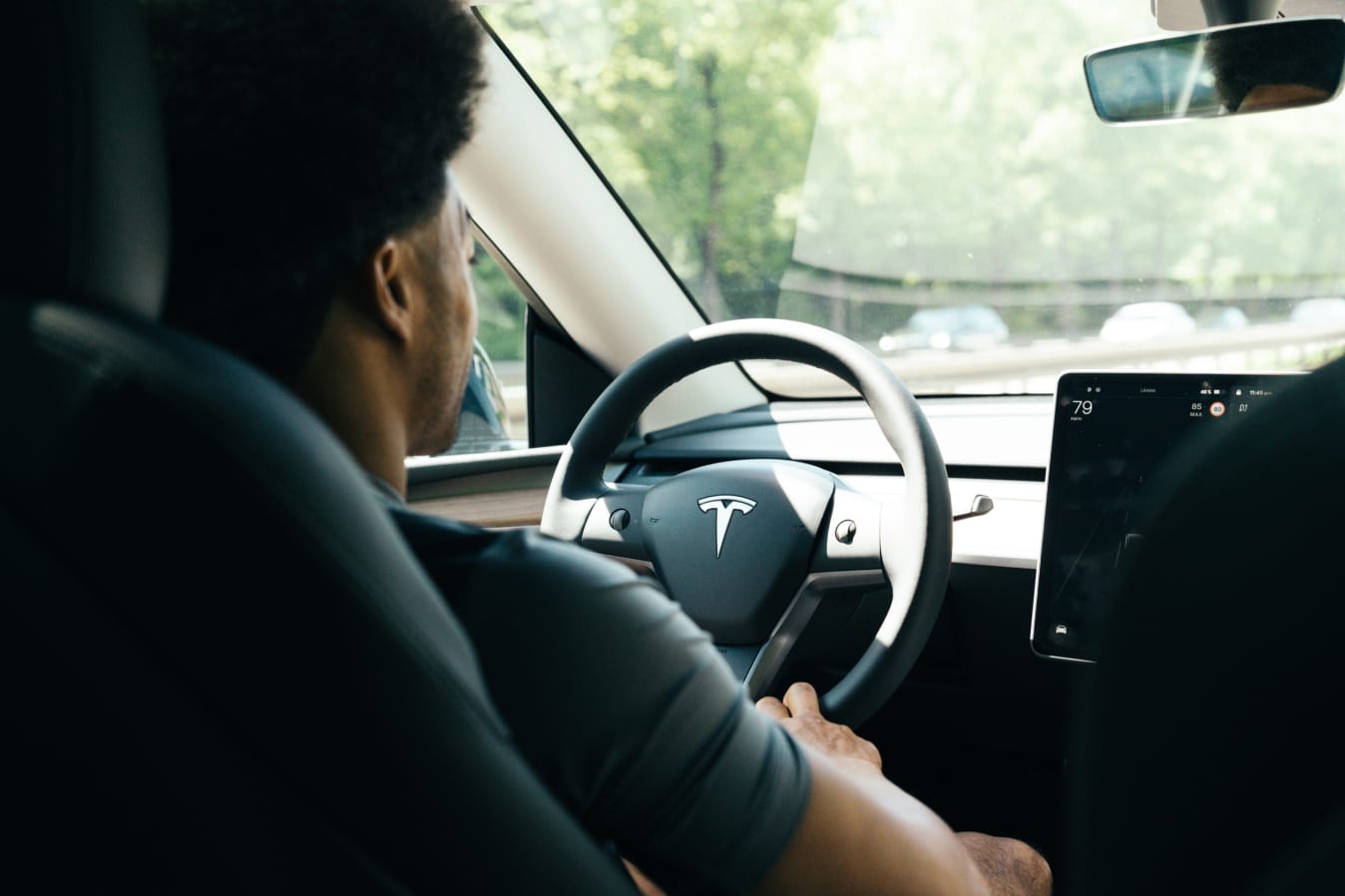 Ein Mann sitzt in einem Tesla von FINN.