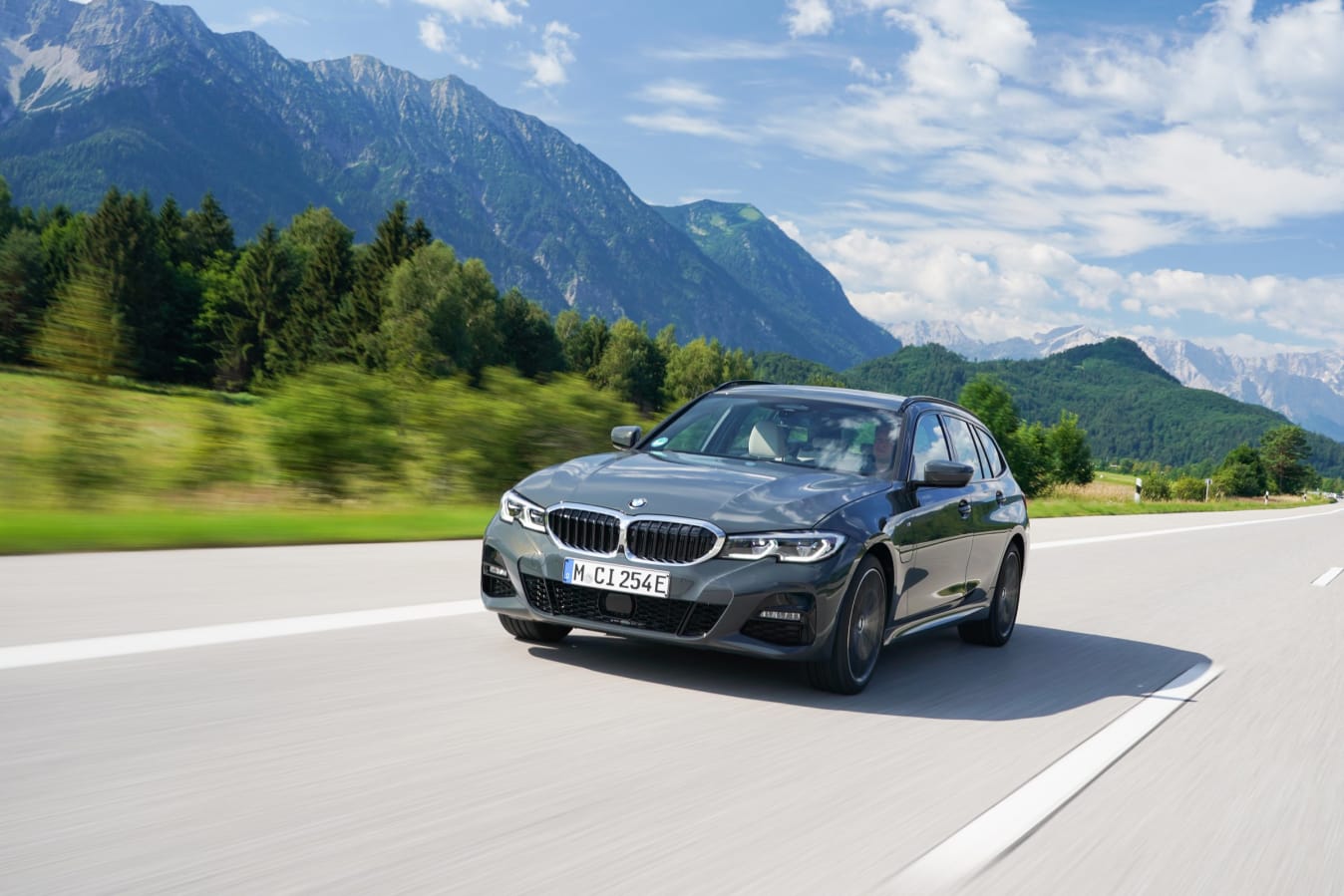 Ein BMW 3er Touring fährt auf einer Landstraße.