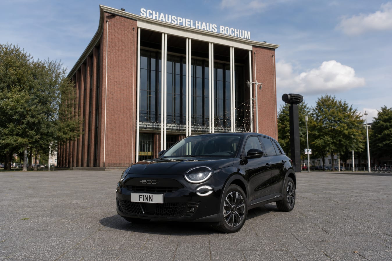 Ein FINN Auto steht vor dem Schauspielhaus in Bochum.