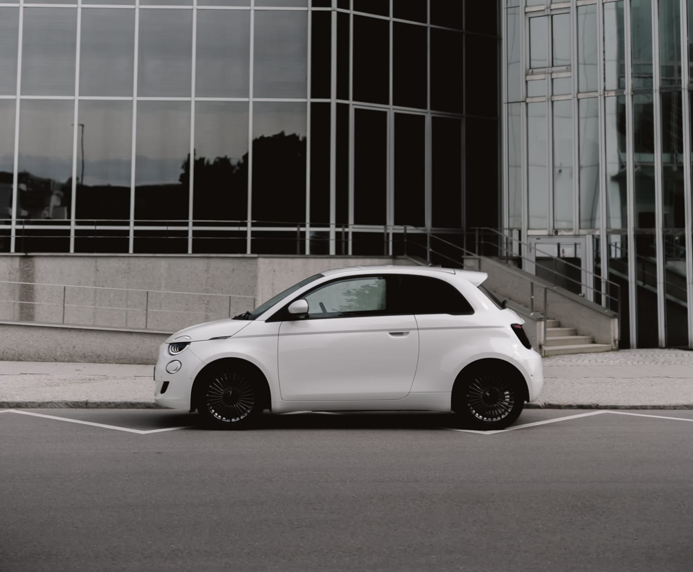 Ein Fiat 500 auf der Straße.