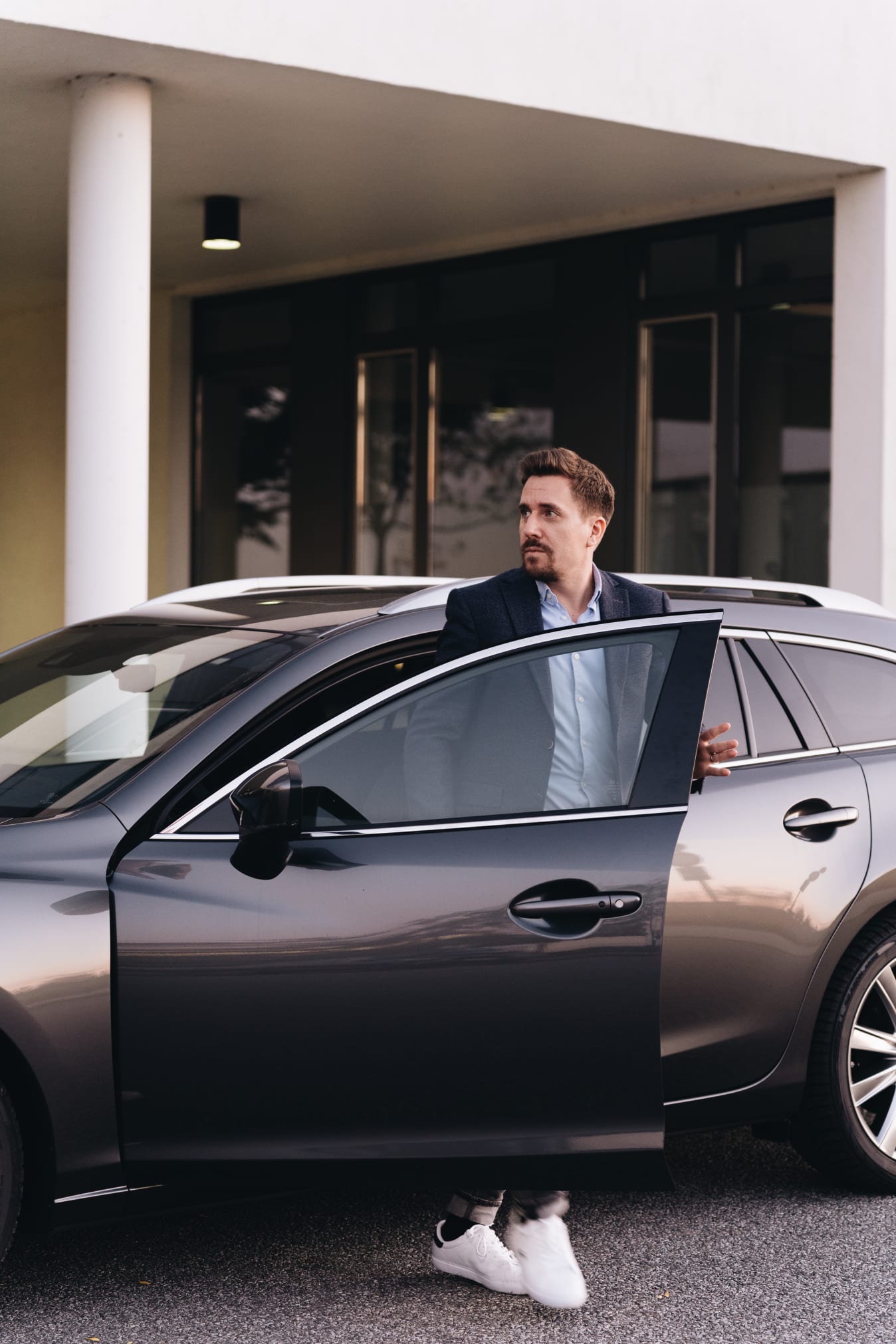 Ein Mann steigt in ein Auto von FINN ein.