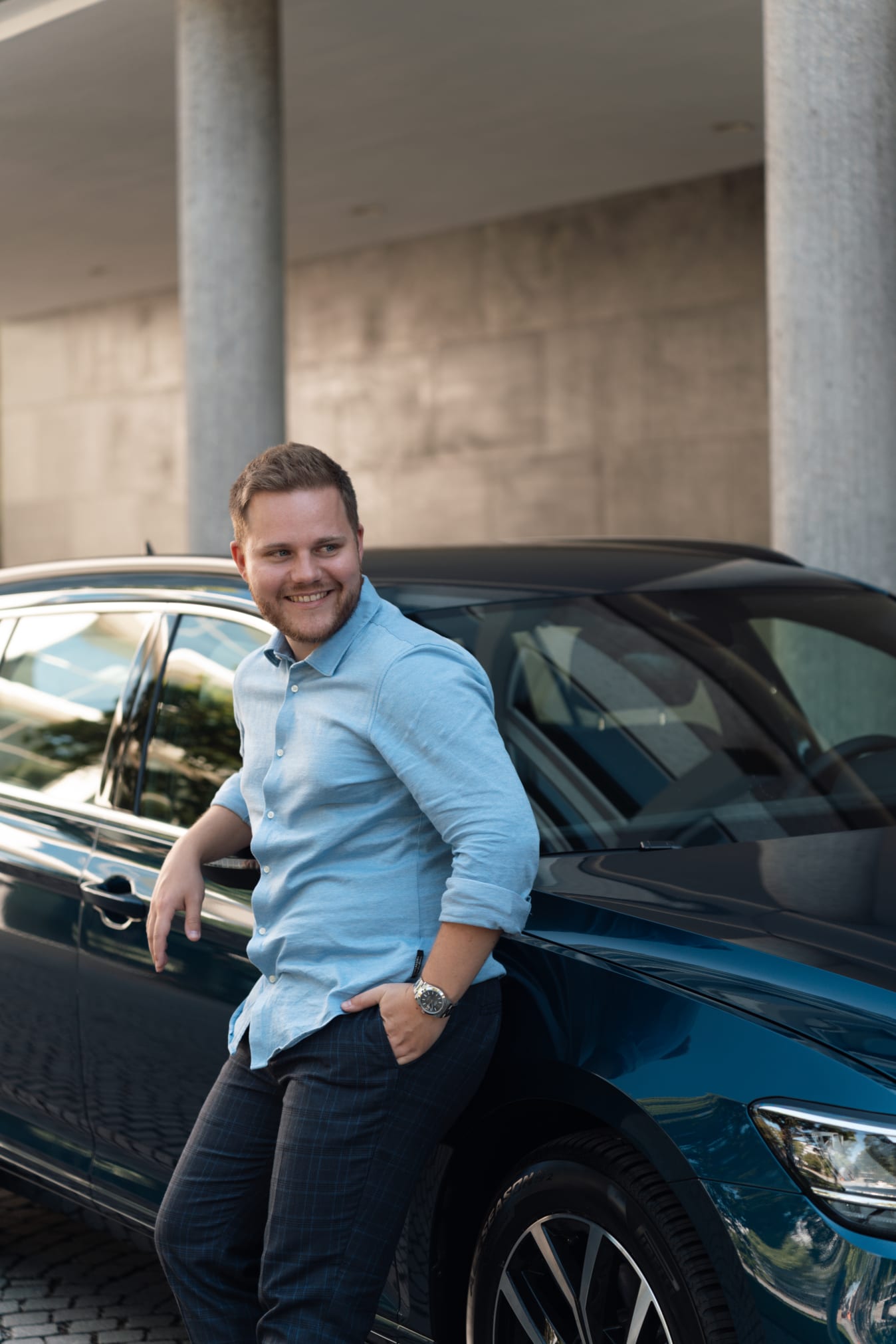 Mann lehnt an seinem Auto, das er sich im FINN AutoAbo geholt hat.