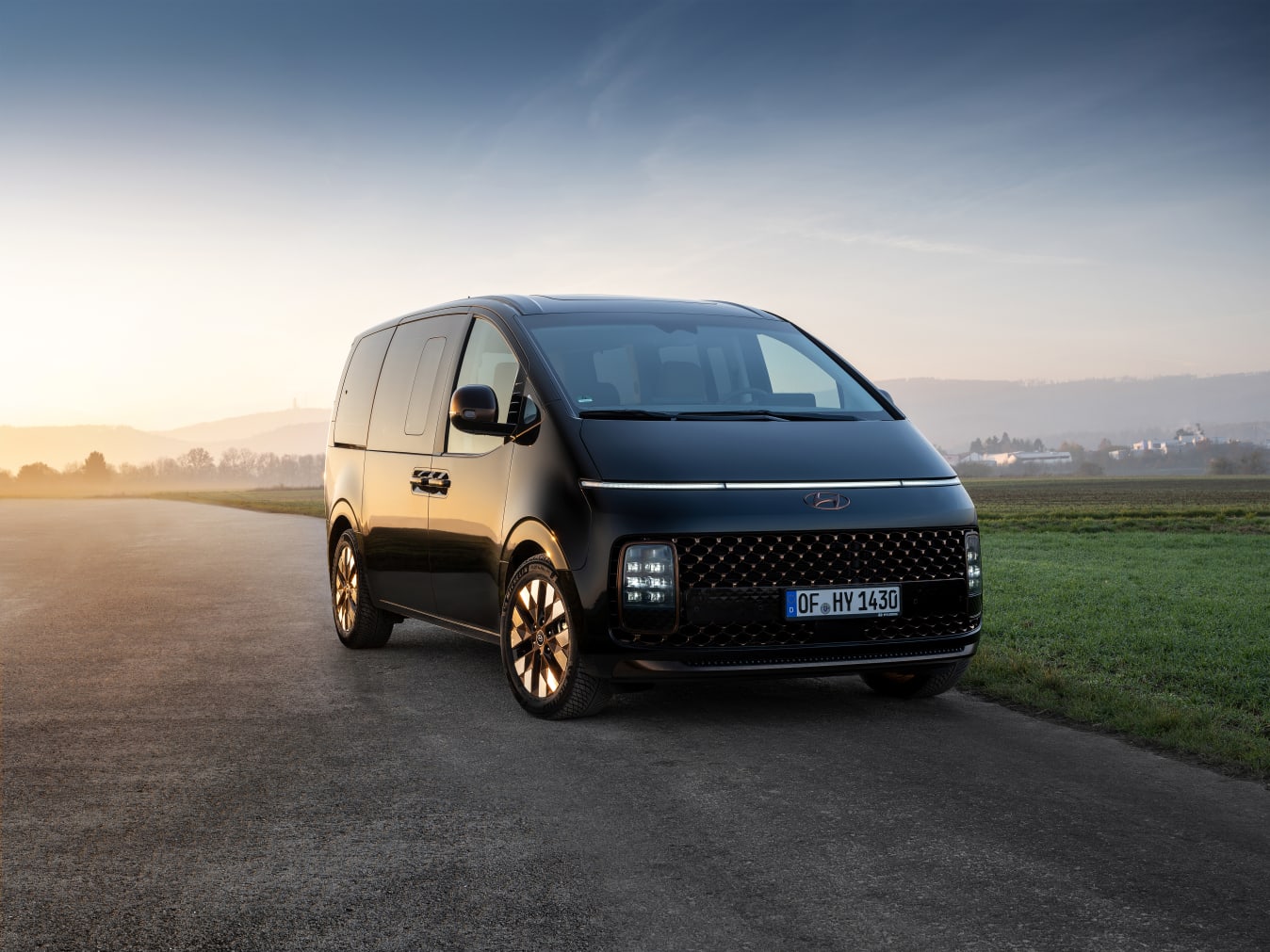 Ein schwarzer Hyundai Staria.