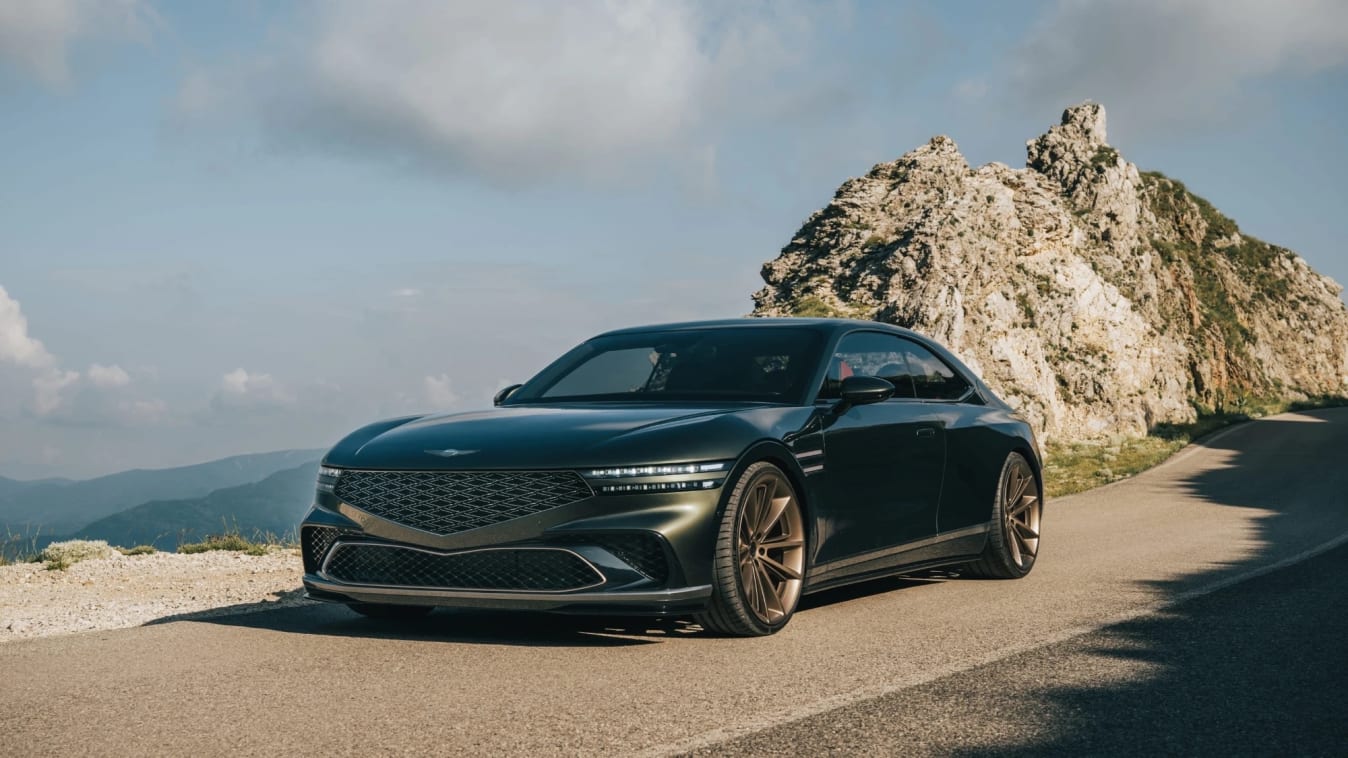 Ein dunkler Genesis G80 steht auf einer Bergstraße.