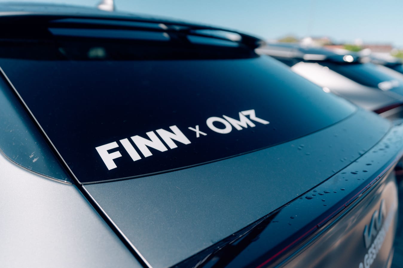 Frau schaut aus ihrem Auto.
