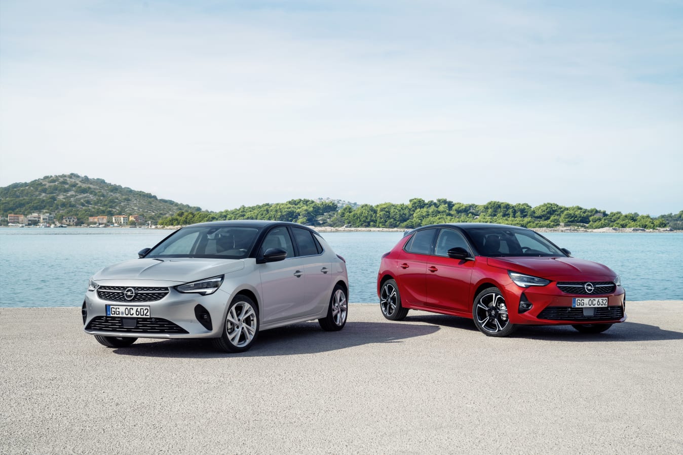 Zwei Opel Corsa GS Line.