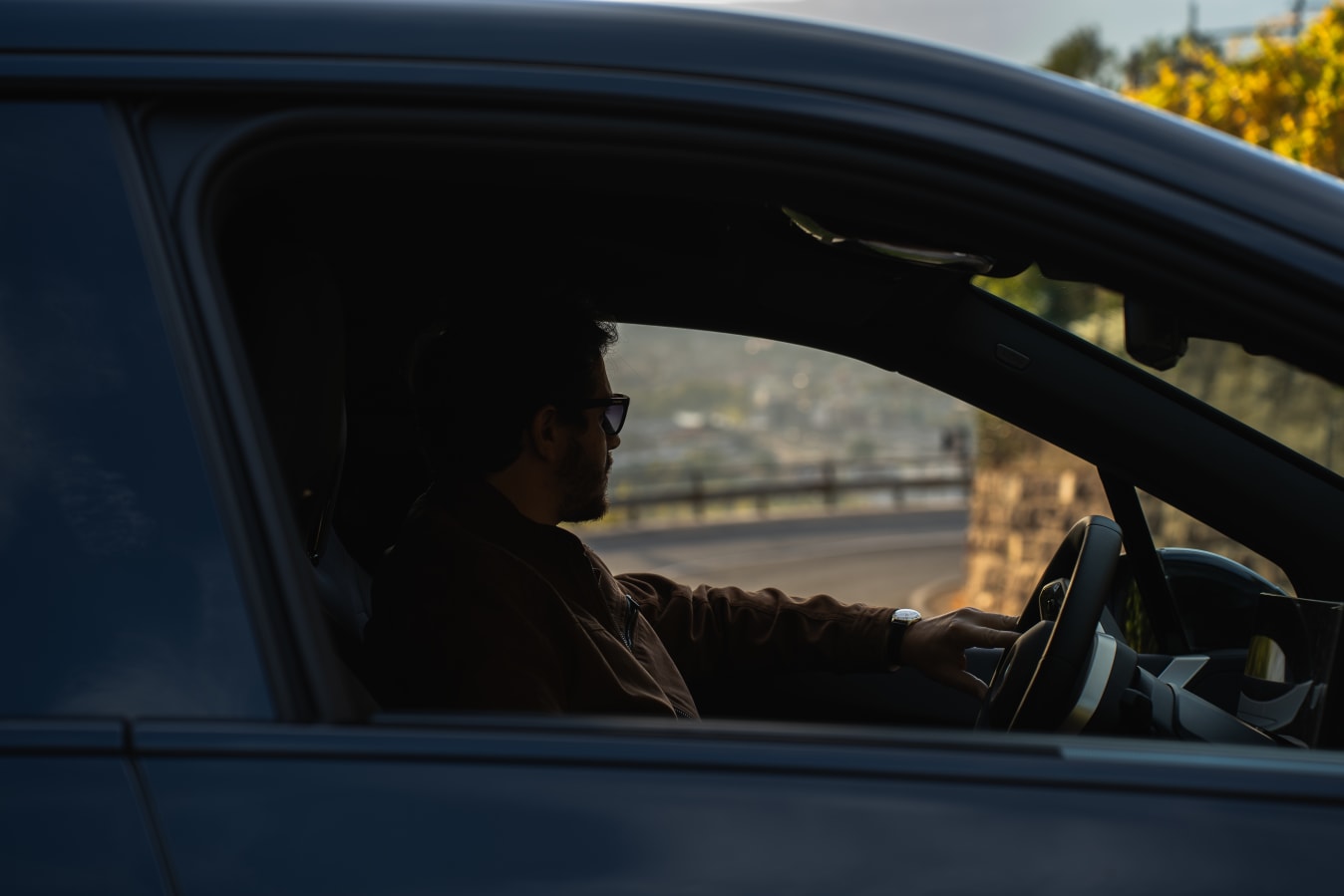 Ein Mann sitzt am Steuer eines FINN Autos.
