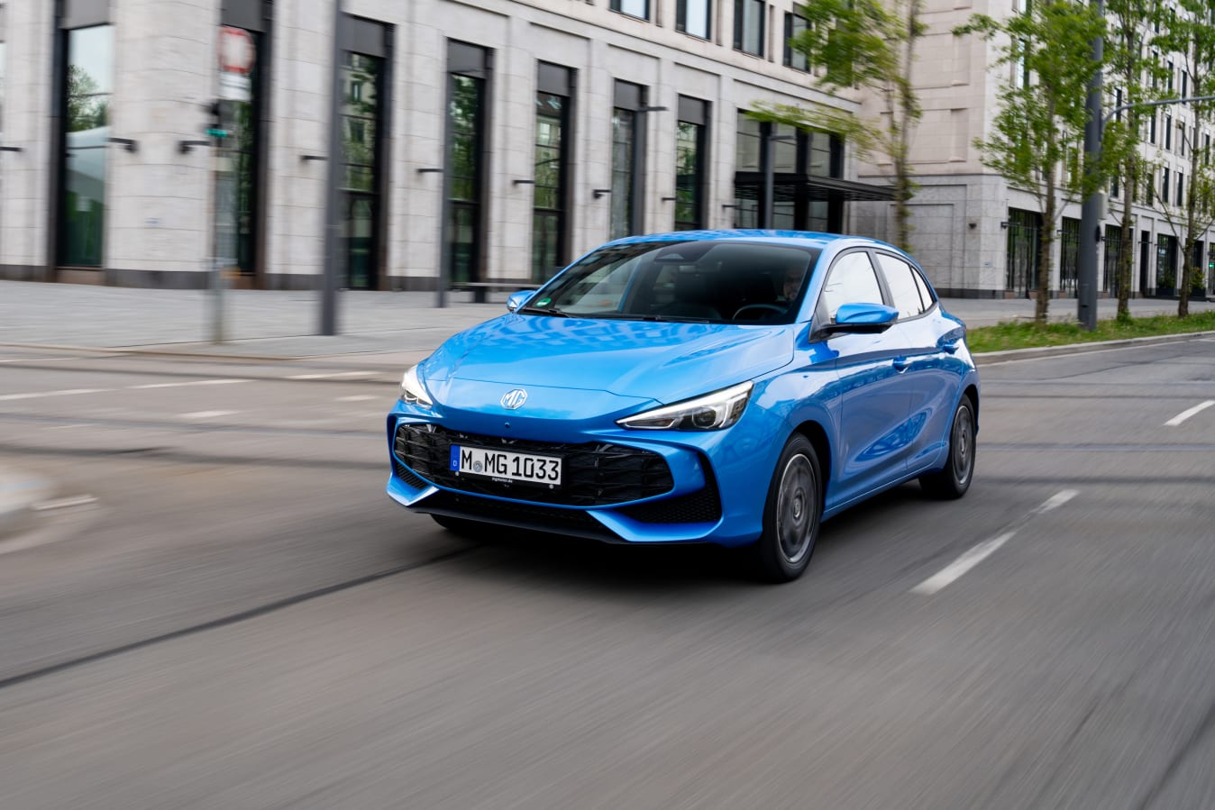 Der MG3 Hybrid+ fährt auf der Straße.