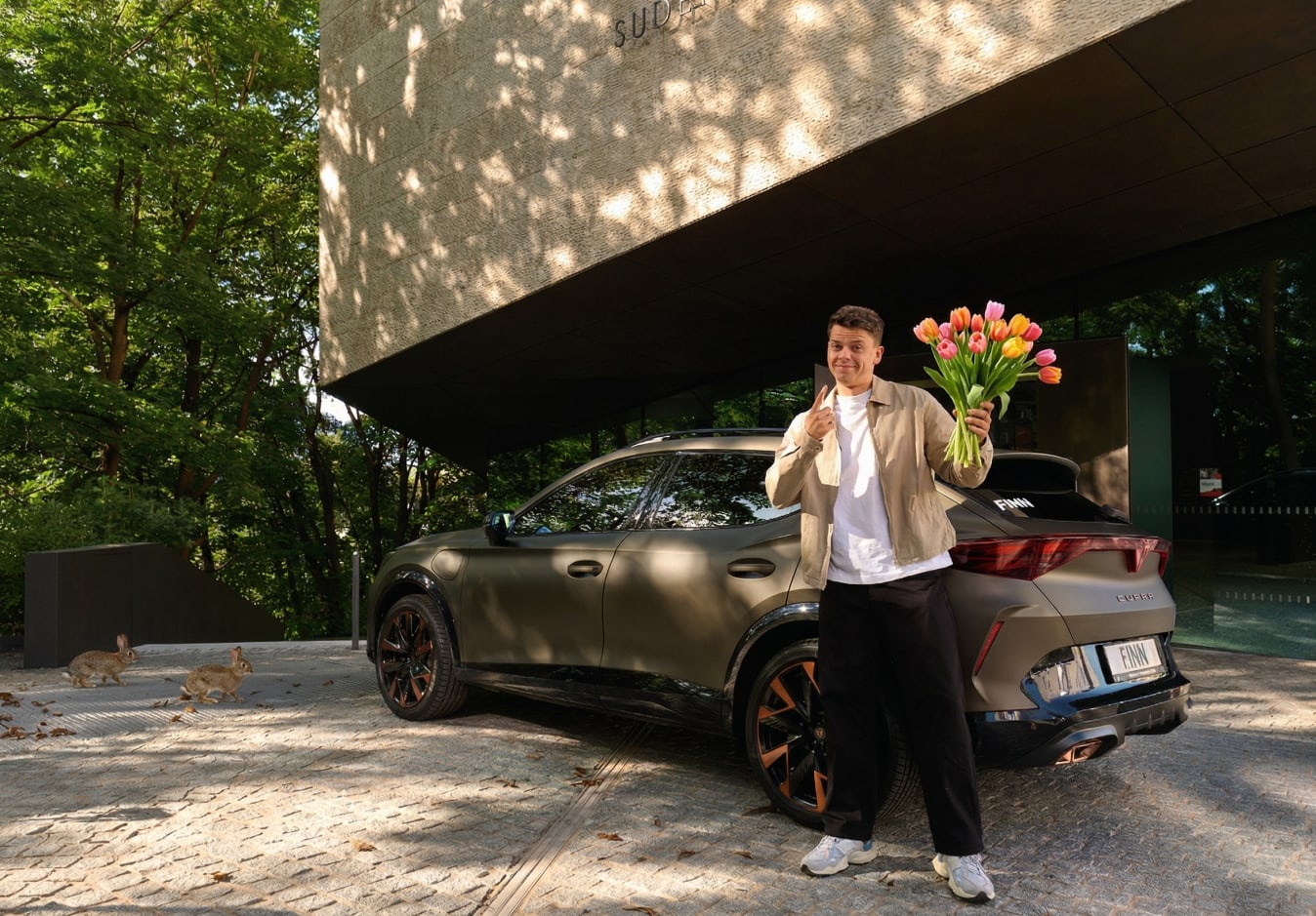 Ein Mann steht vor einem Cupra von FINN.