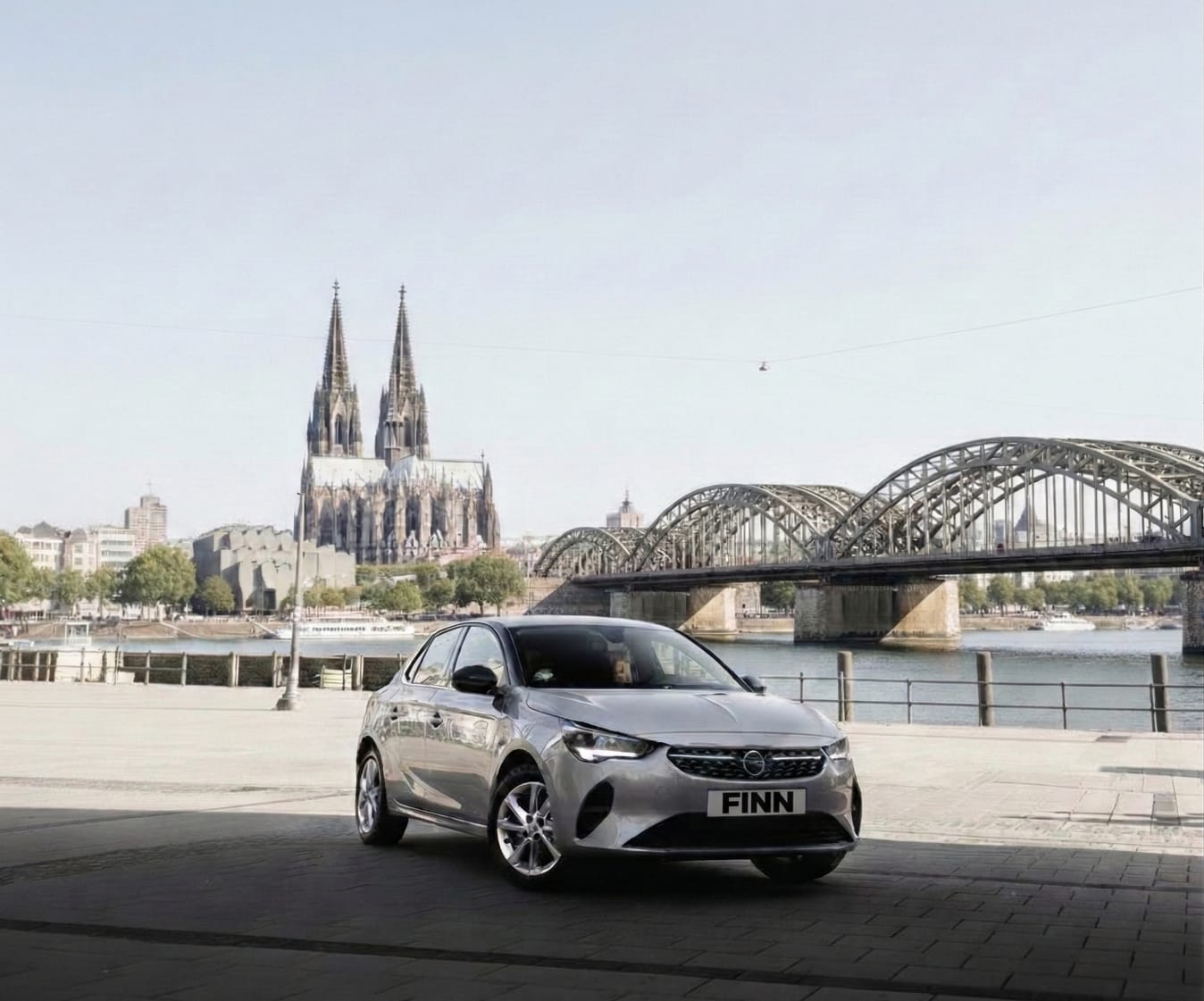 Eine Frau steigt in ihr FINN Auto ein.