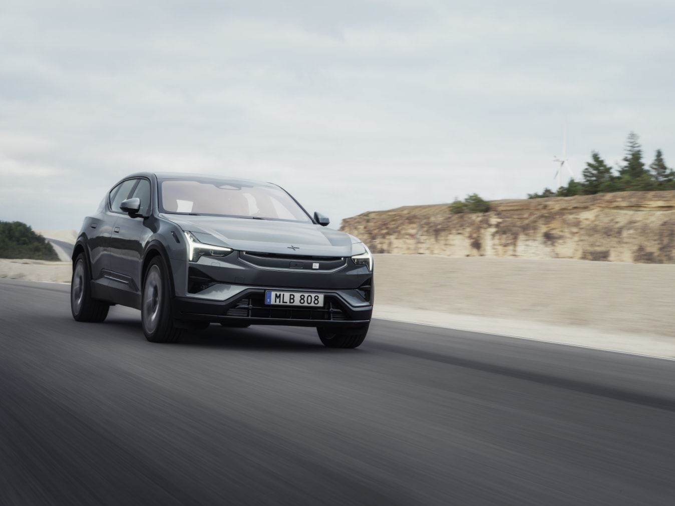 Ein Polestar SUV-Coupé auf einer Landstraße.