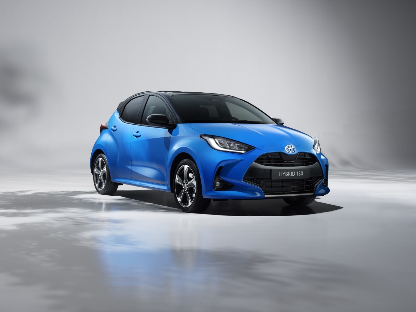 Ein blauer Toyota Yaris Hybrid.