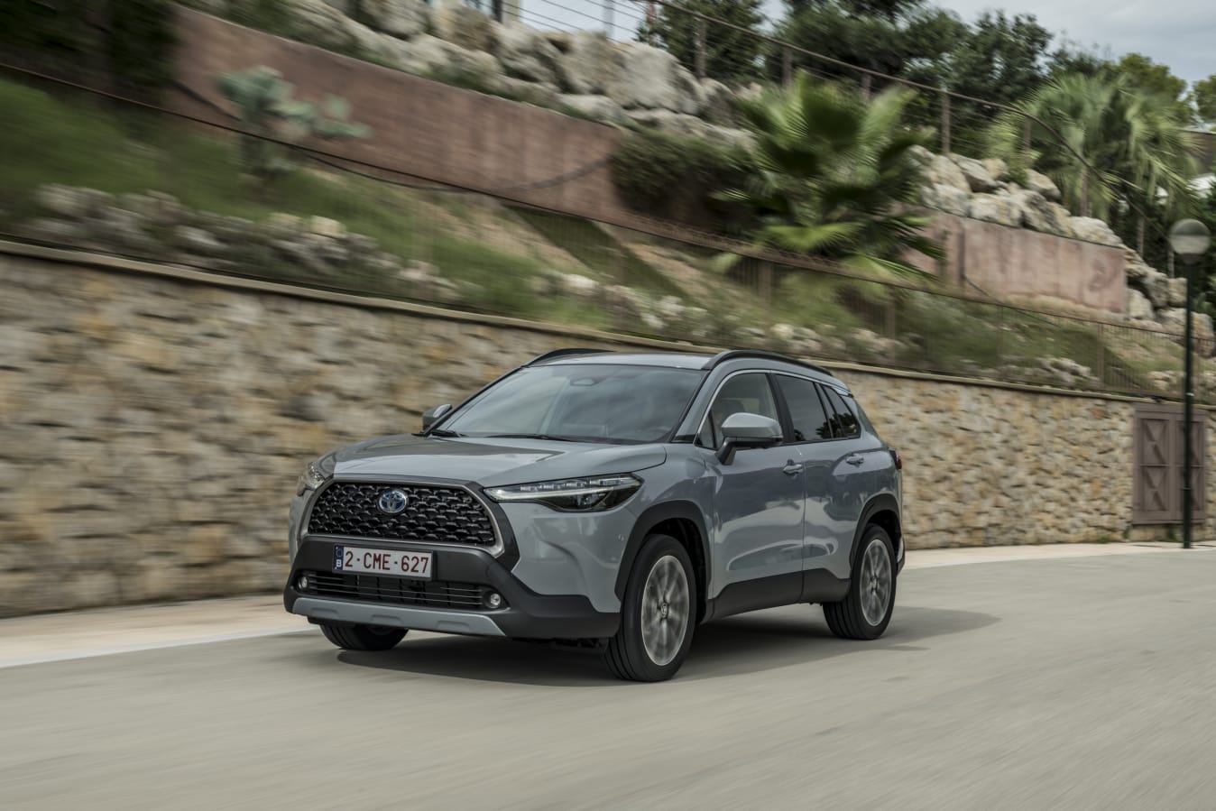 Der Toyota Corolla Cross auf einer Straße 