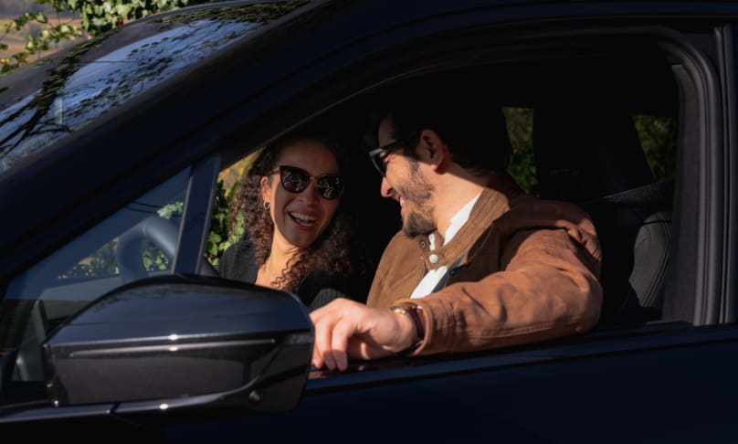 Ein Paar sitzt im FINN Auto.