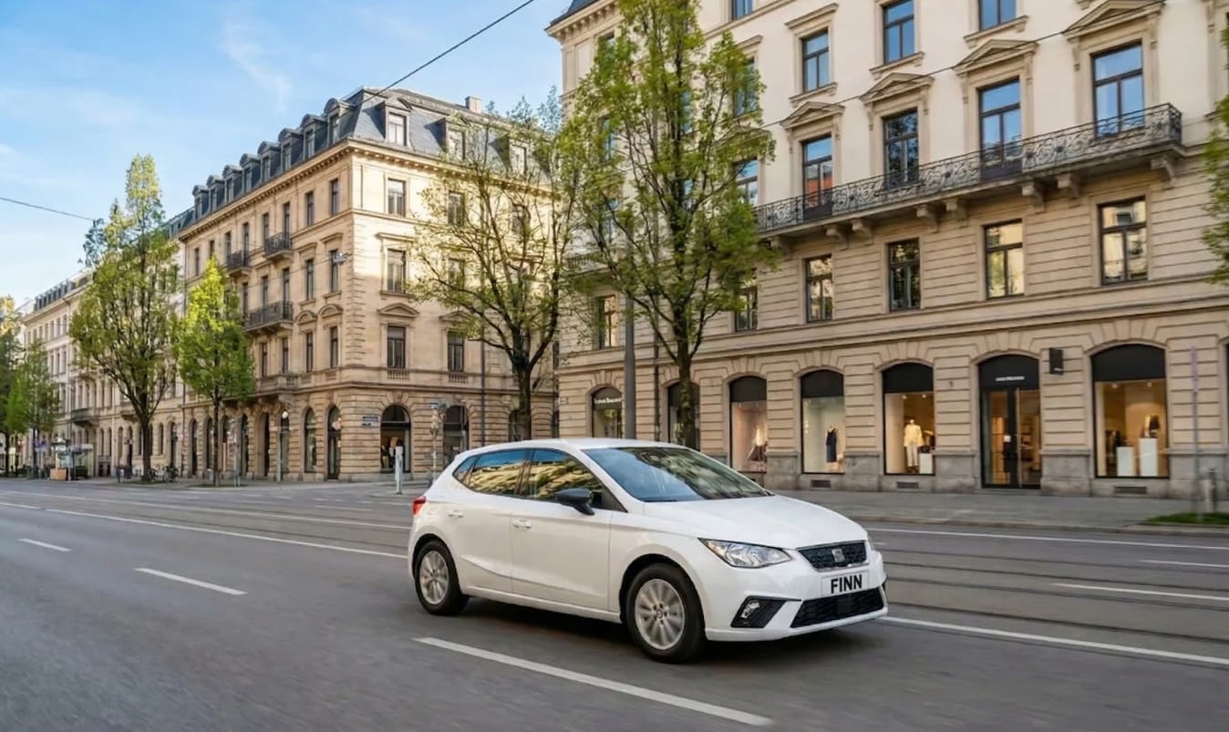 Ein Paar sitzt in einem Seat von FINN und lacht.