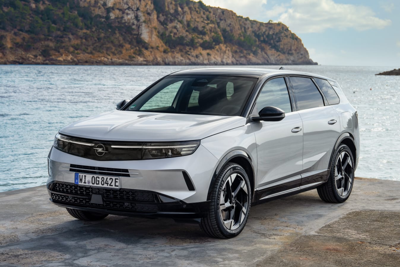 Der Opel Grandland parkt am Wasser.