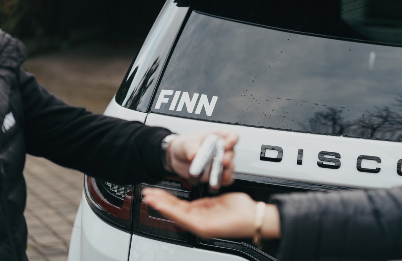 Schlüsselübergabe von einem FINN Auto.