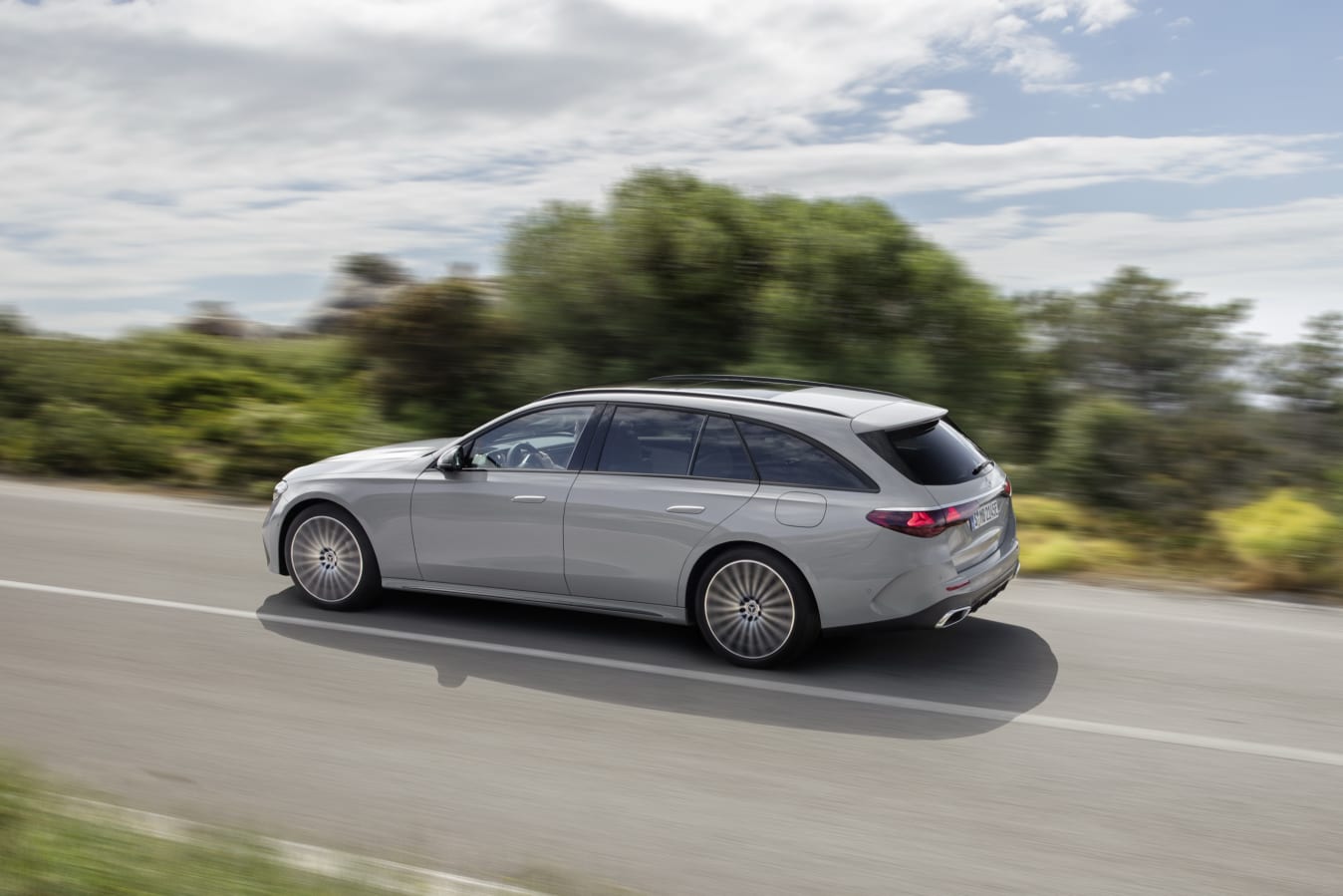 Eine Mercedes-Benz E-Klasse T-Modell auf der Straße 