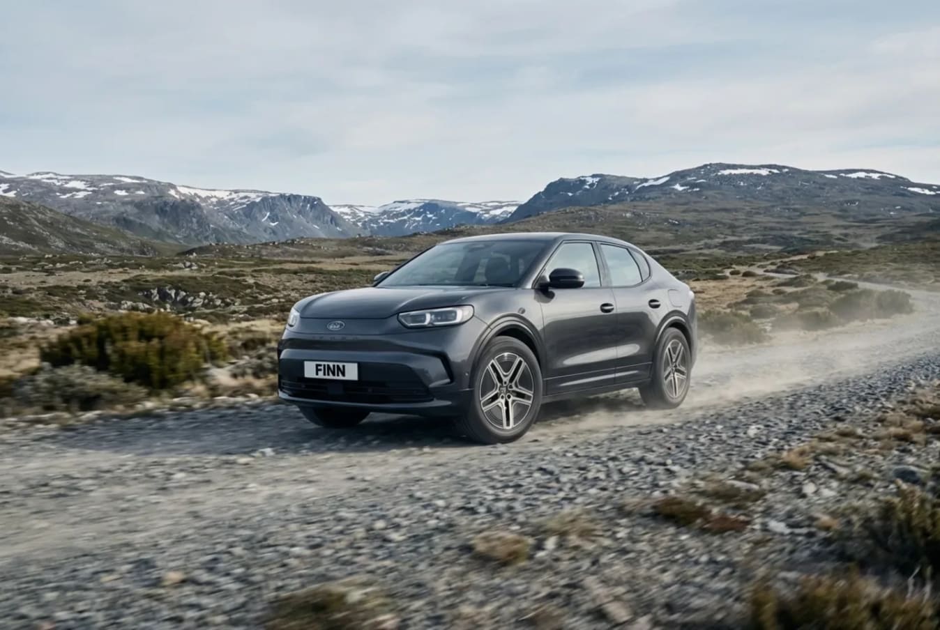 Ein Paar sitzt in einem Ford von FINN und lacht.