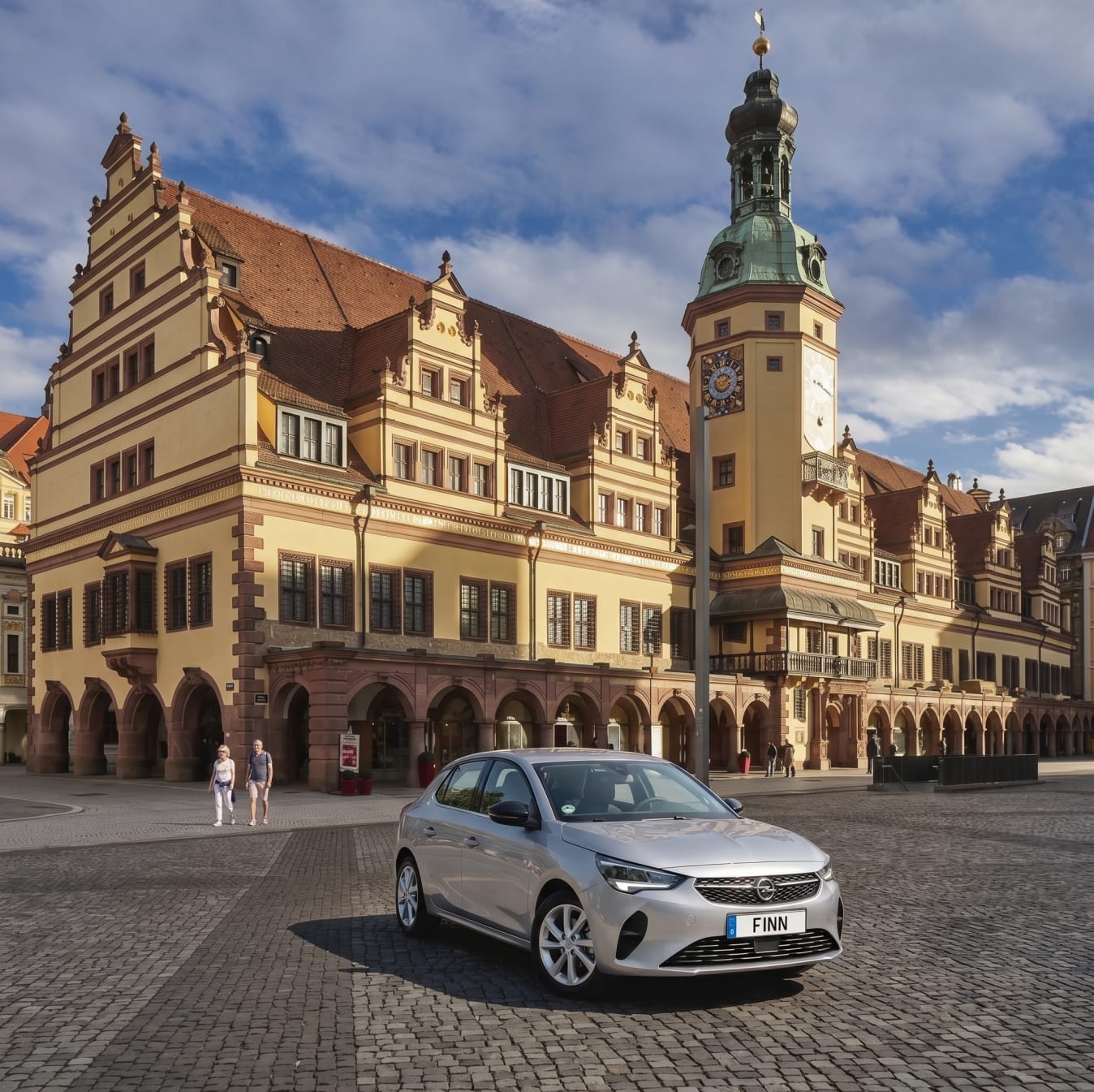 Ein FINN Auto vor dem Rathaus in Leipzig. 