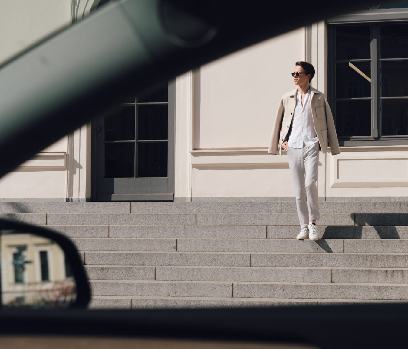 Mann geht Treppen runter