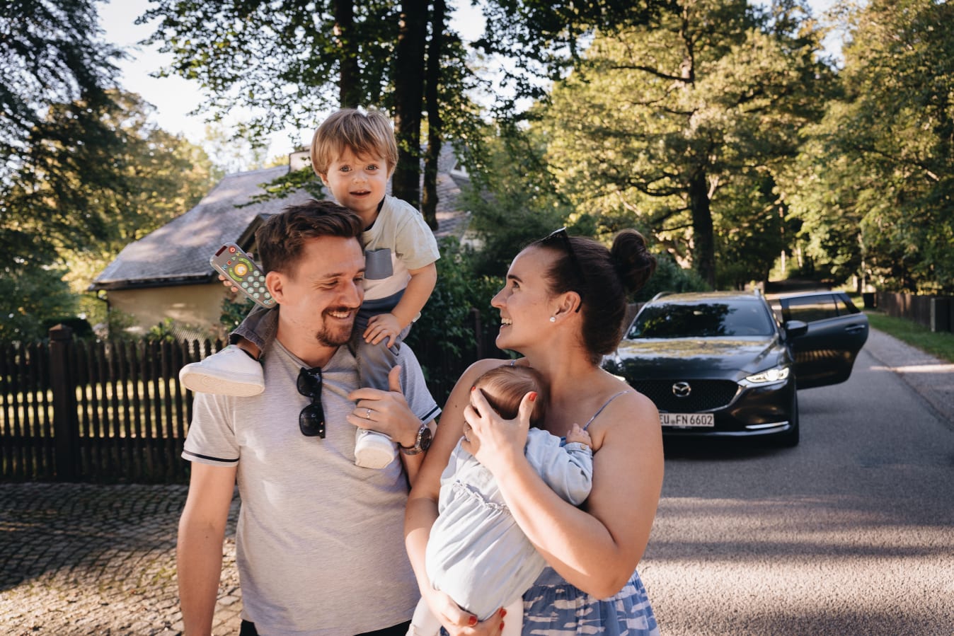 Ein Mann und eine Frau mit ihren zwei Kindern.