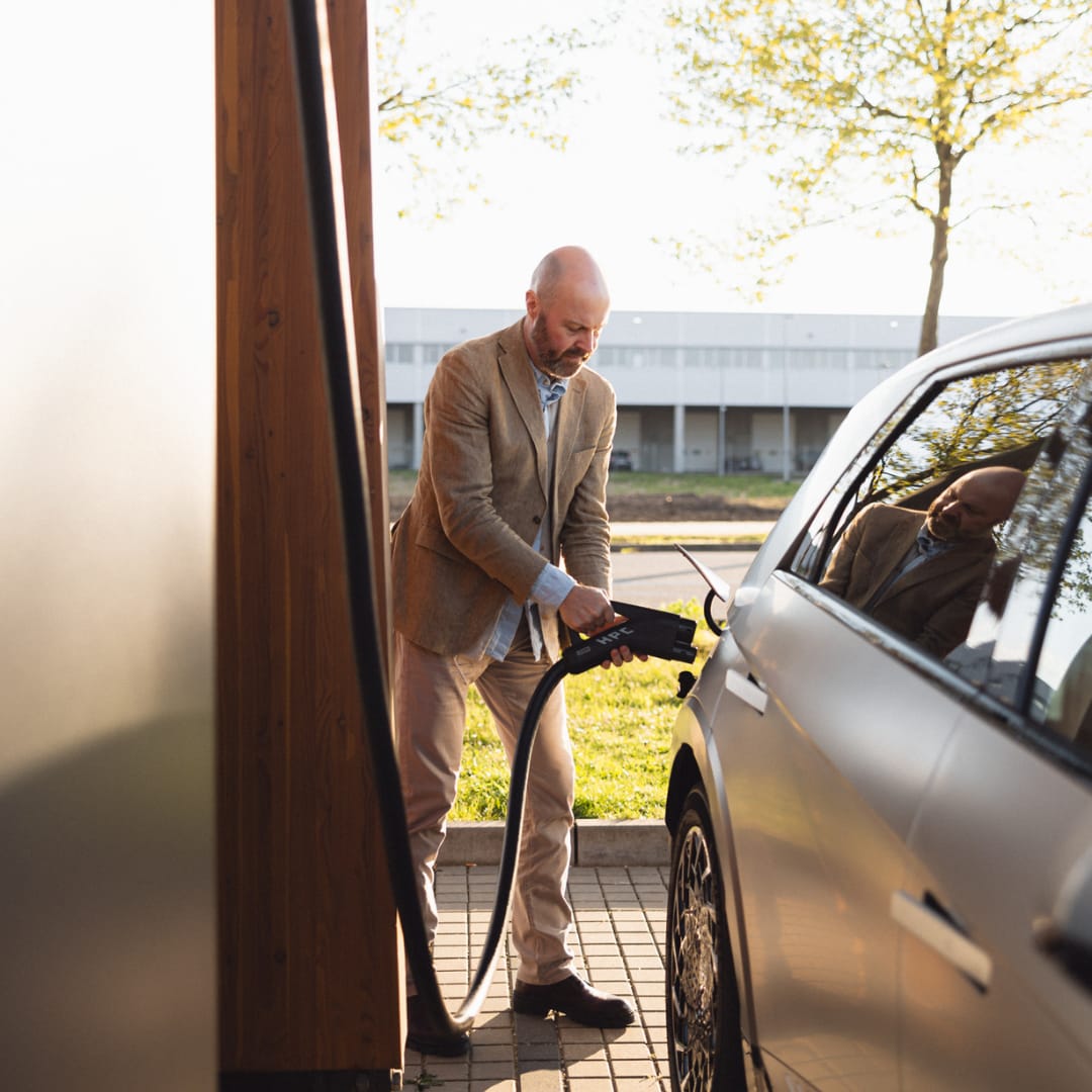 Ein Mann lädt sein E-Auto von FINN auf.