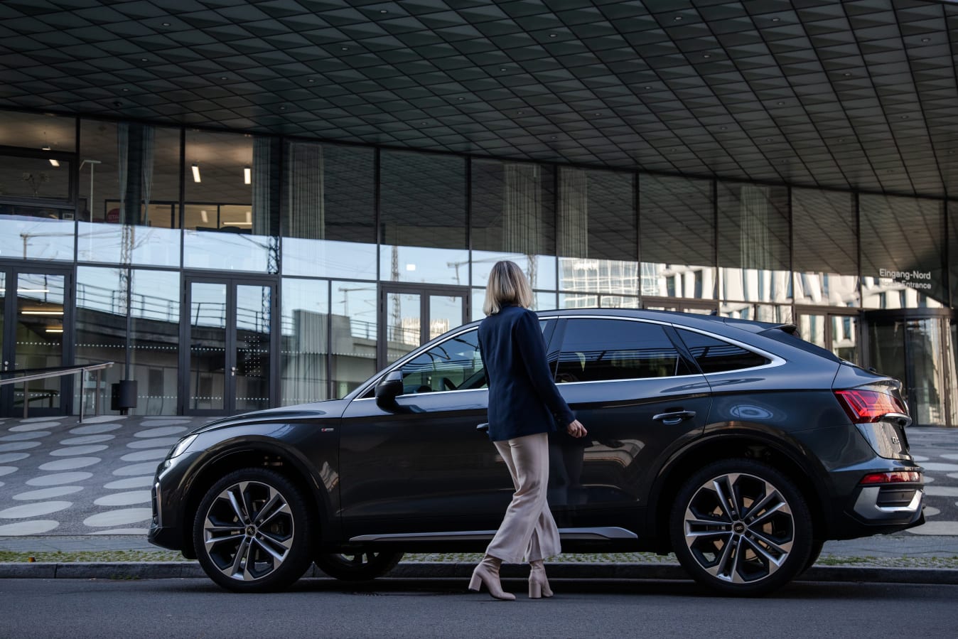 Eine Frau steigt in ihr FINN Auto ein.