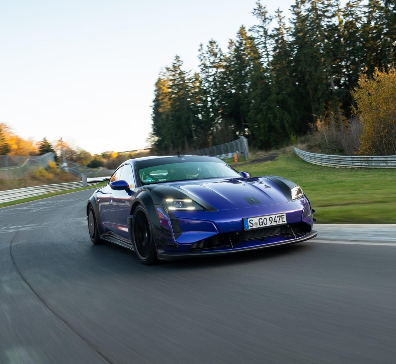 Ein blauer Porsche Taycan Turbo GT auf der Nürburgring-Nordschleife.