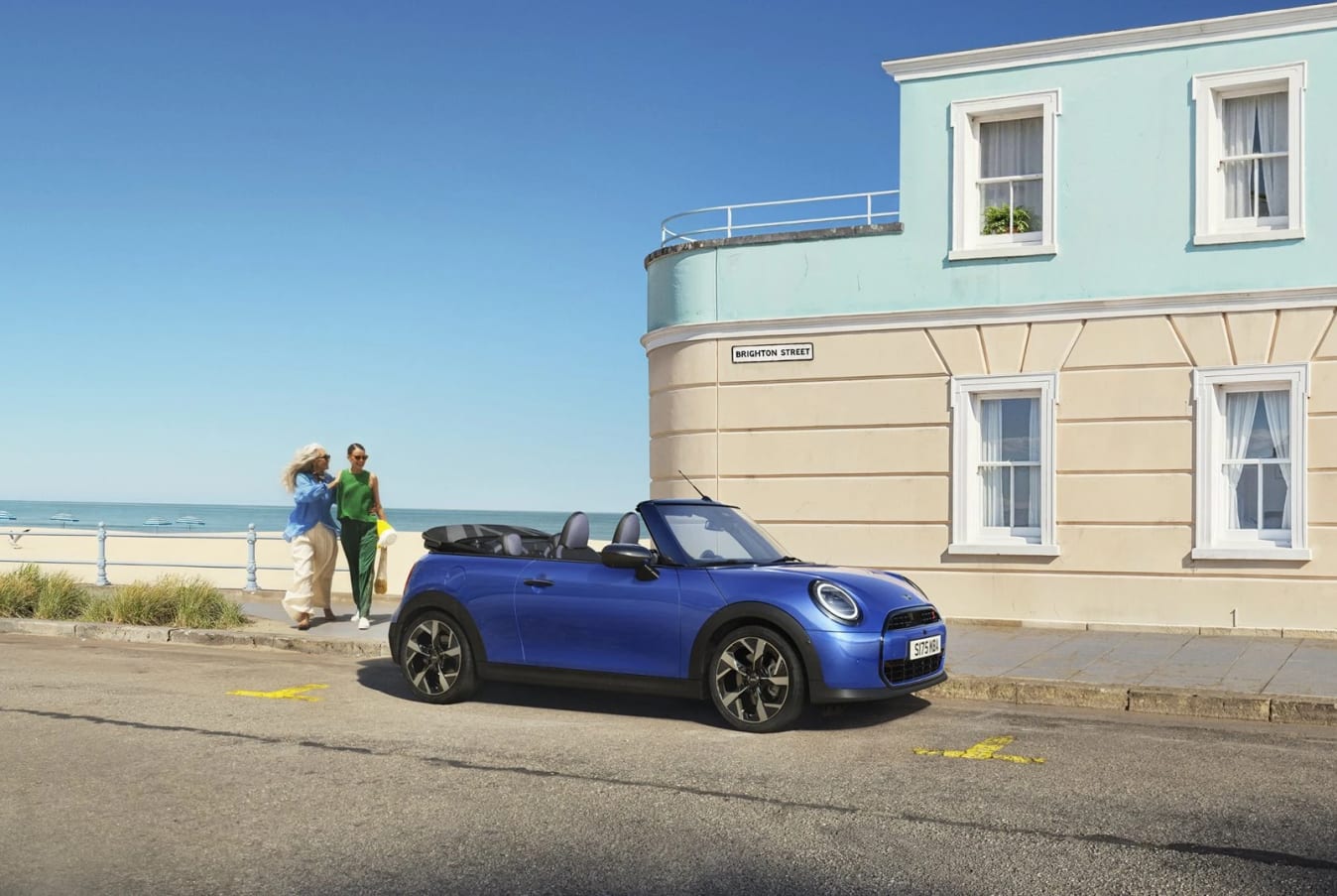 Ein MINI Cooper Cabrio am Strand