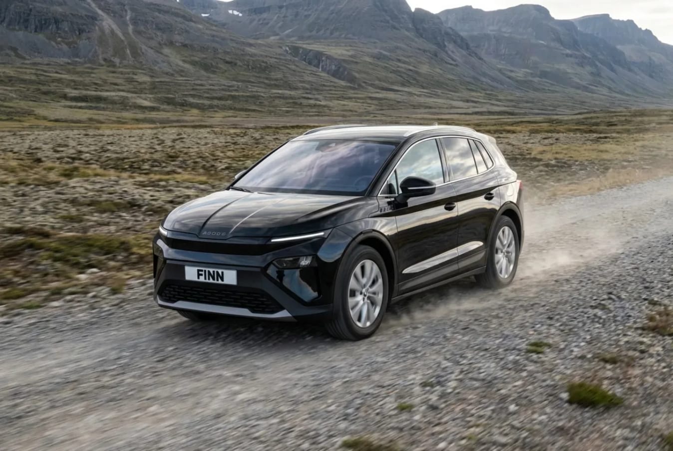 Ein Paar sitzt in einem Skoda von FINN und lacht.