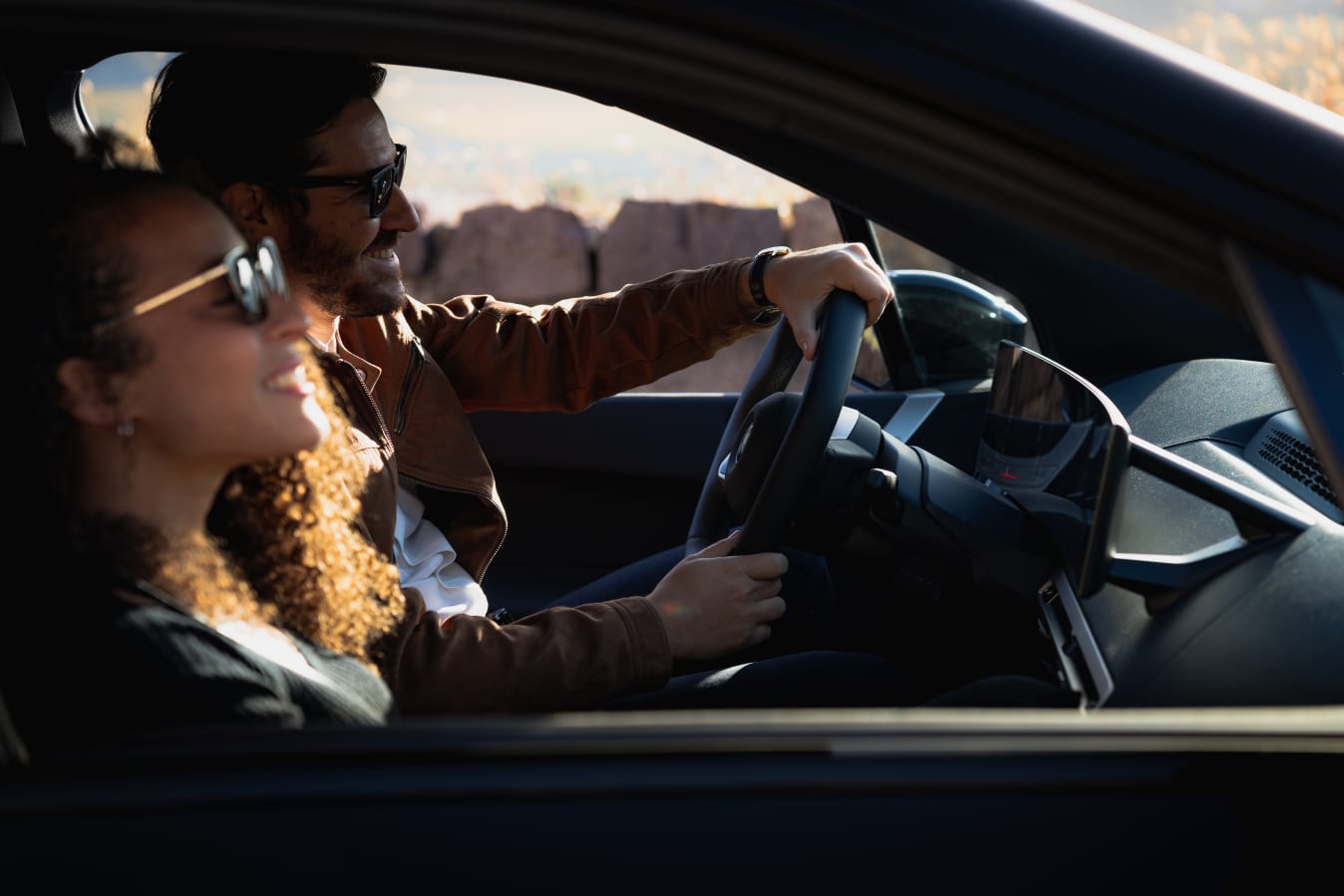 Paar macht eine Probefahrt im BMW iX von FINN.