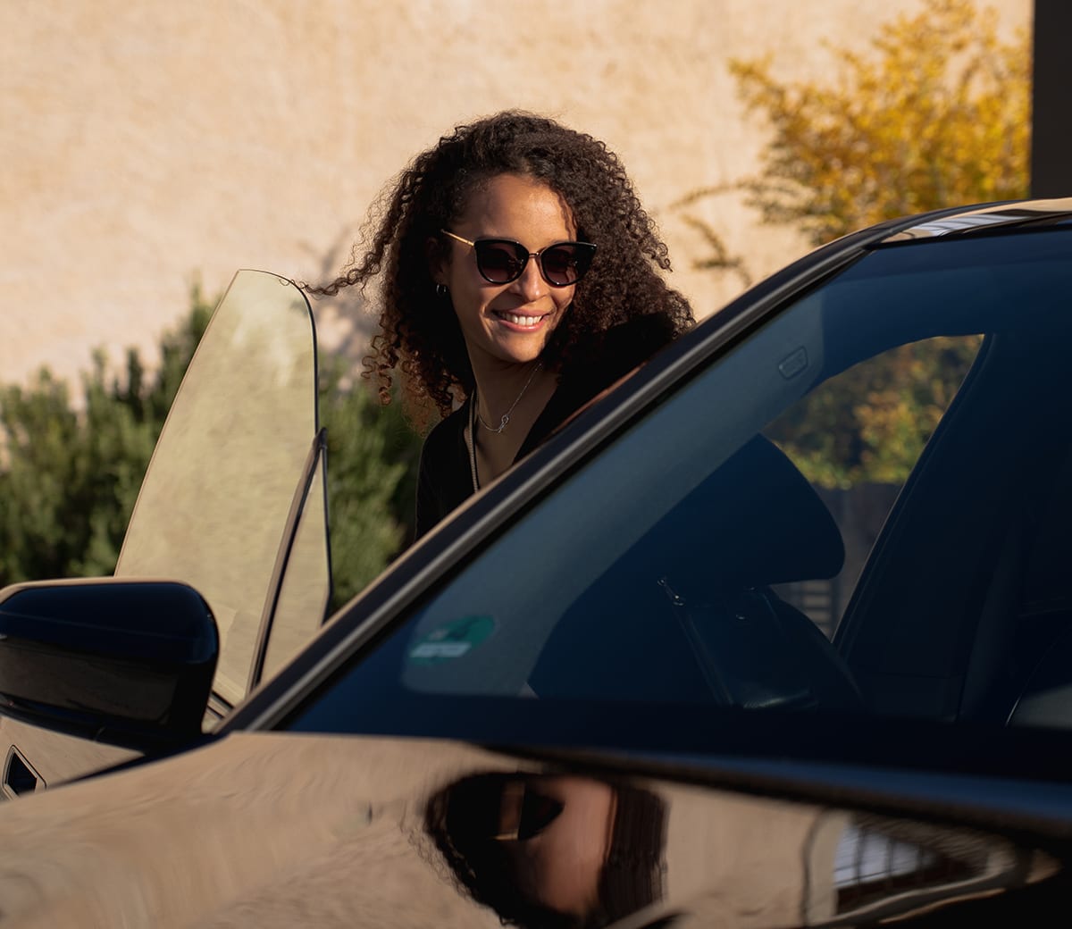 Ein Mann steigt in einen BMW ein.