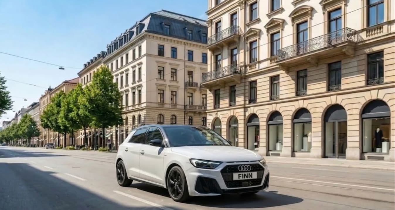 Ein Paar sitzt in einem Audi von FINN und lacht.