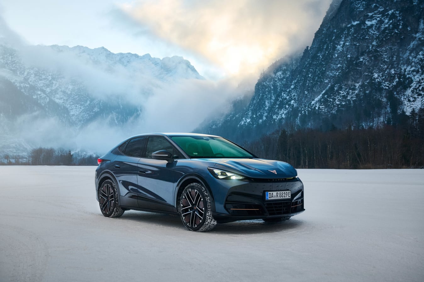 Ein Cupra Tavascan in einer Berglandschaft