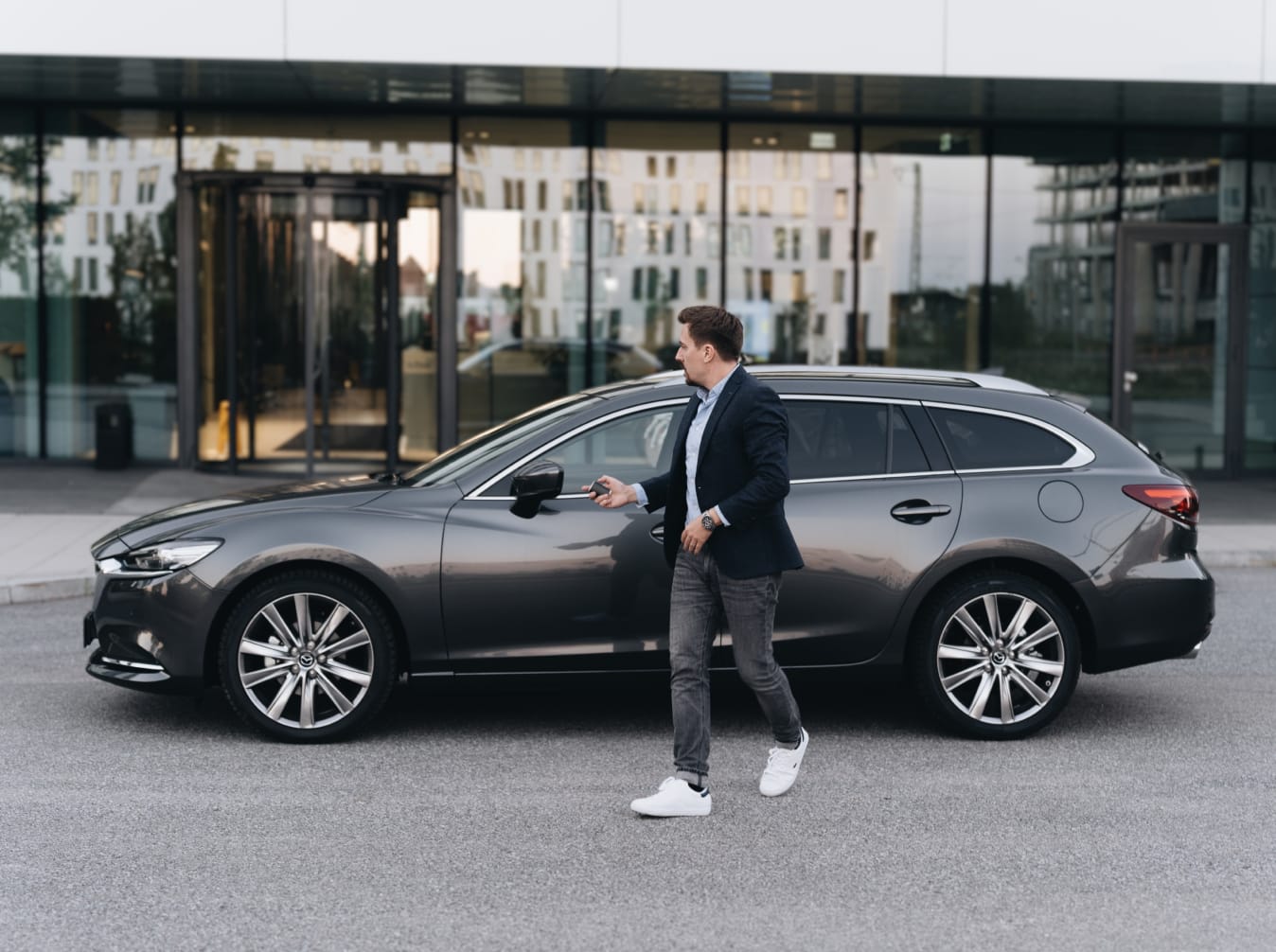 Mann schließt Mazda ab.