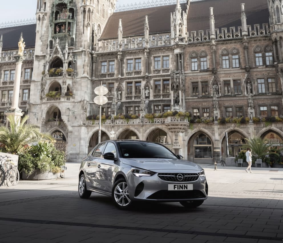 Ein Opel Corsa steht am Marienplatz in München.